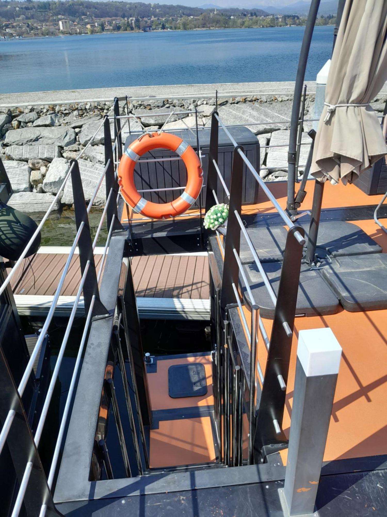 Floating Experience Black Pearl, Lago Maggiore Дормеллетто Экстерьер фото