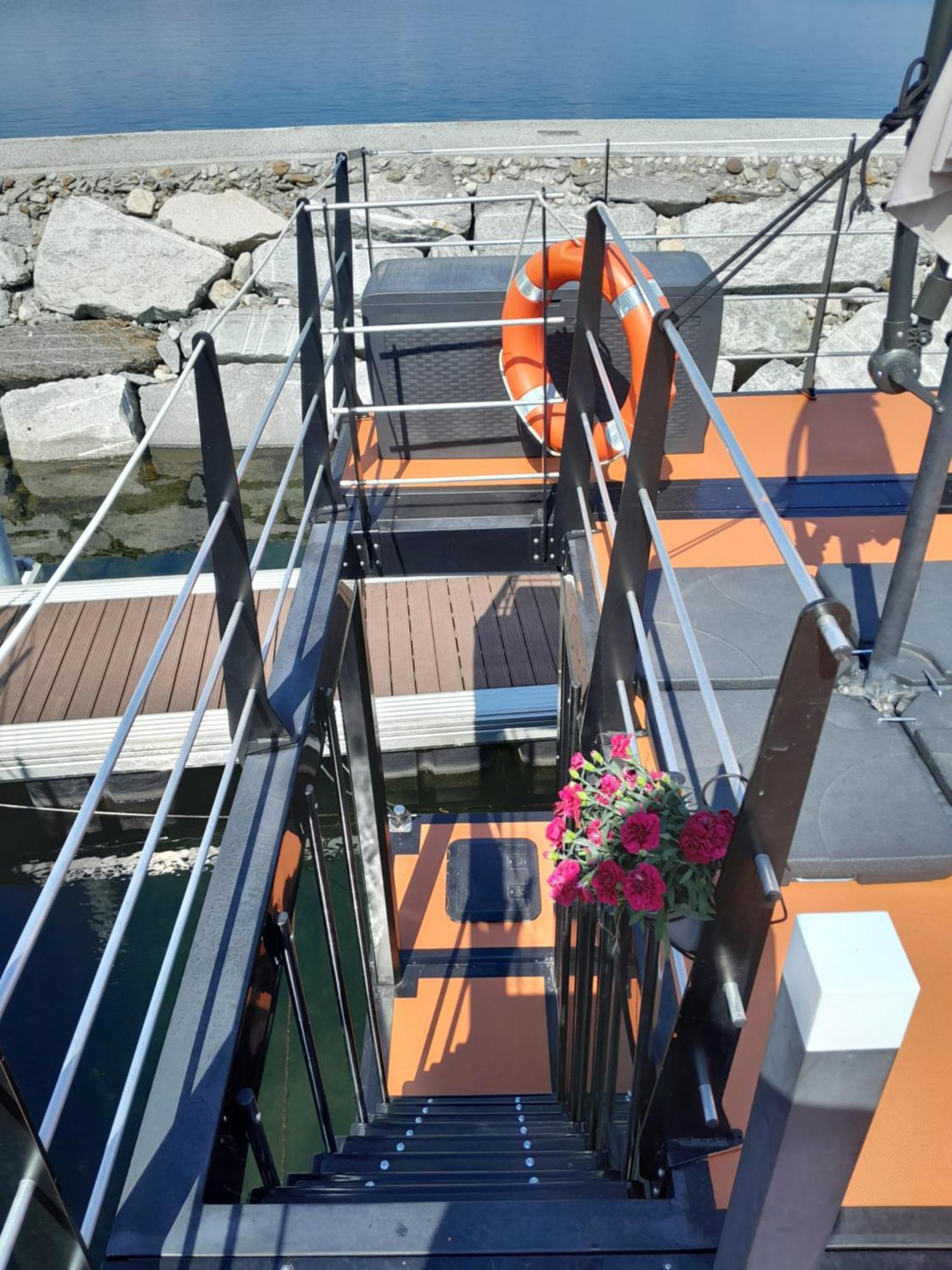 Floating Experience Black Pearl, Lago Maggiore Дормеллетто Экстерьер фото