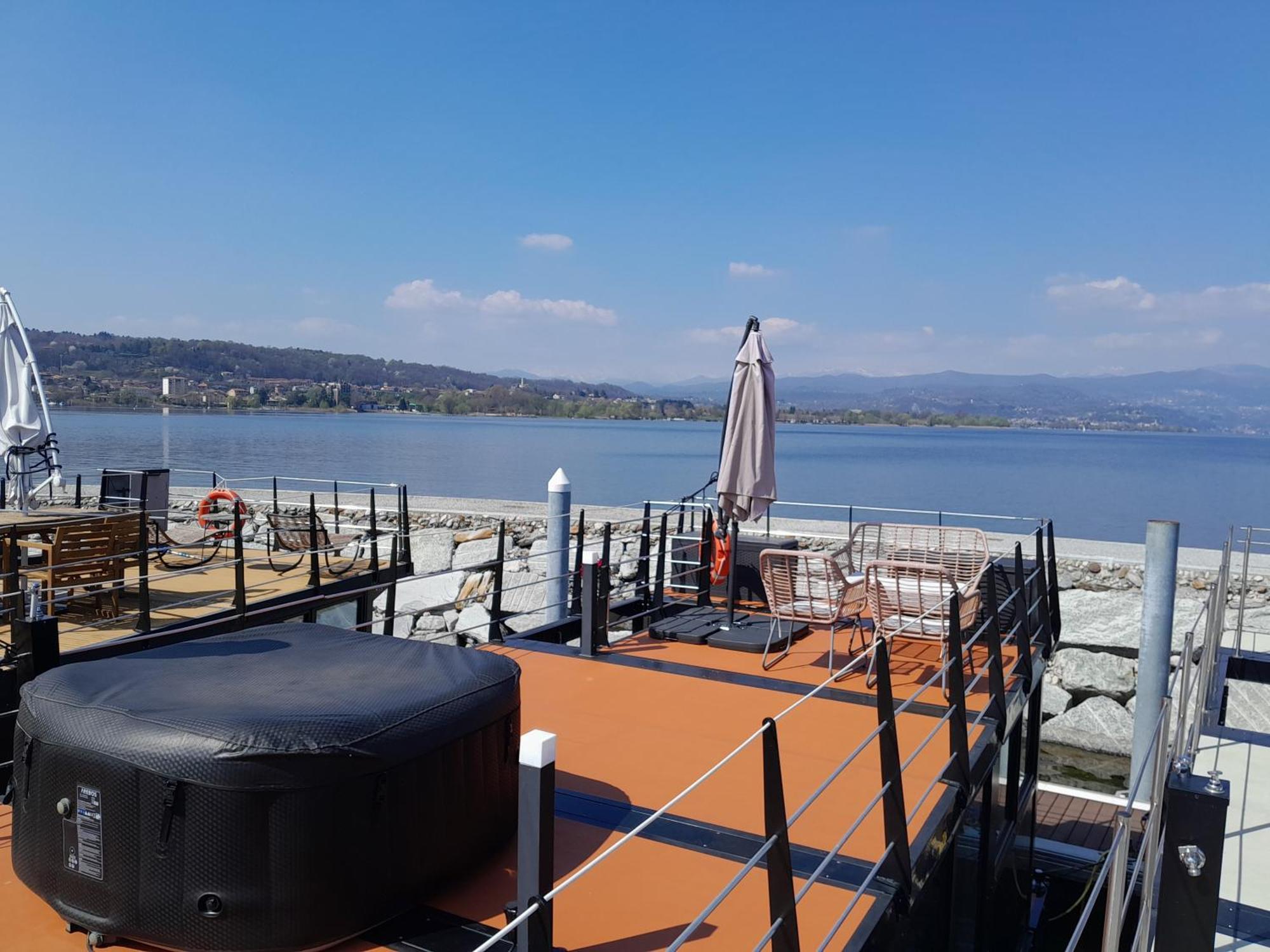 Floating Experience Black Pearl, Lago Maggiore Дормеллетто Экстерьер фото