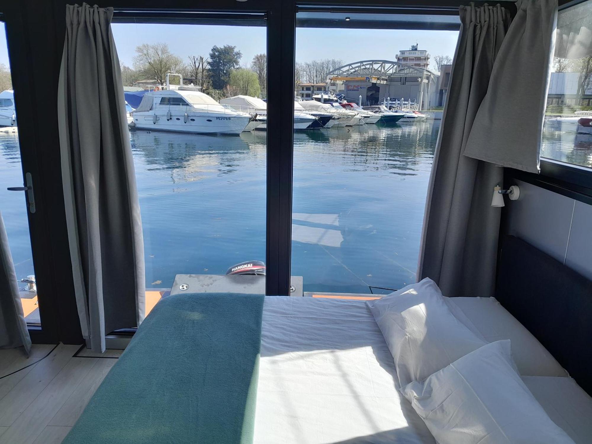 Floating Experience Black Pearl, Lago Maggiore Дормеллетто Экстерьер фото