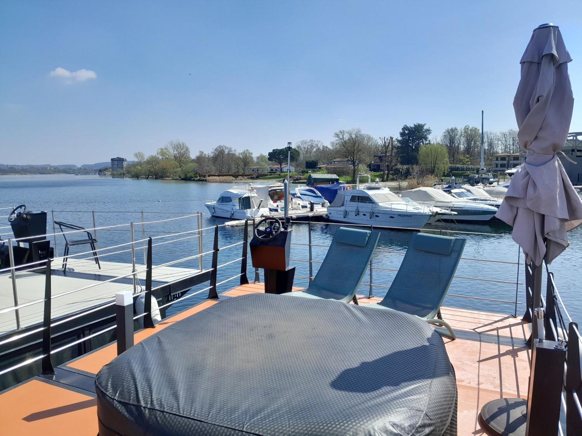 Floating Experience Black Pearl, Lago Maggiore Дормеллетто Экстерьер фото
