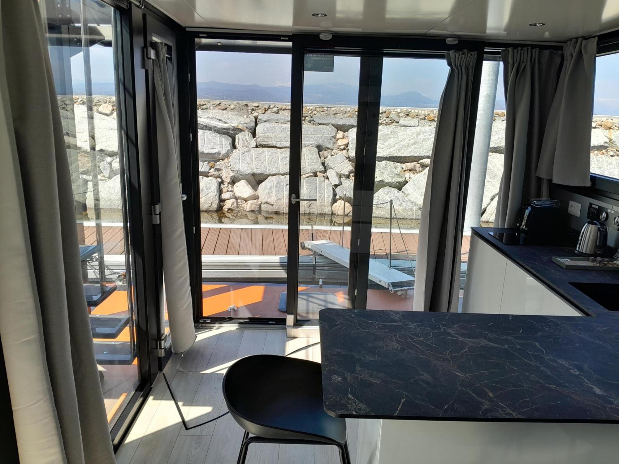 Floating Experience Black Pearl, Lago Maggiore Дормеллетто Экстерьер фото