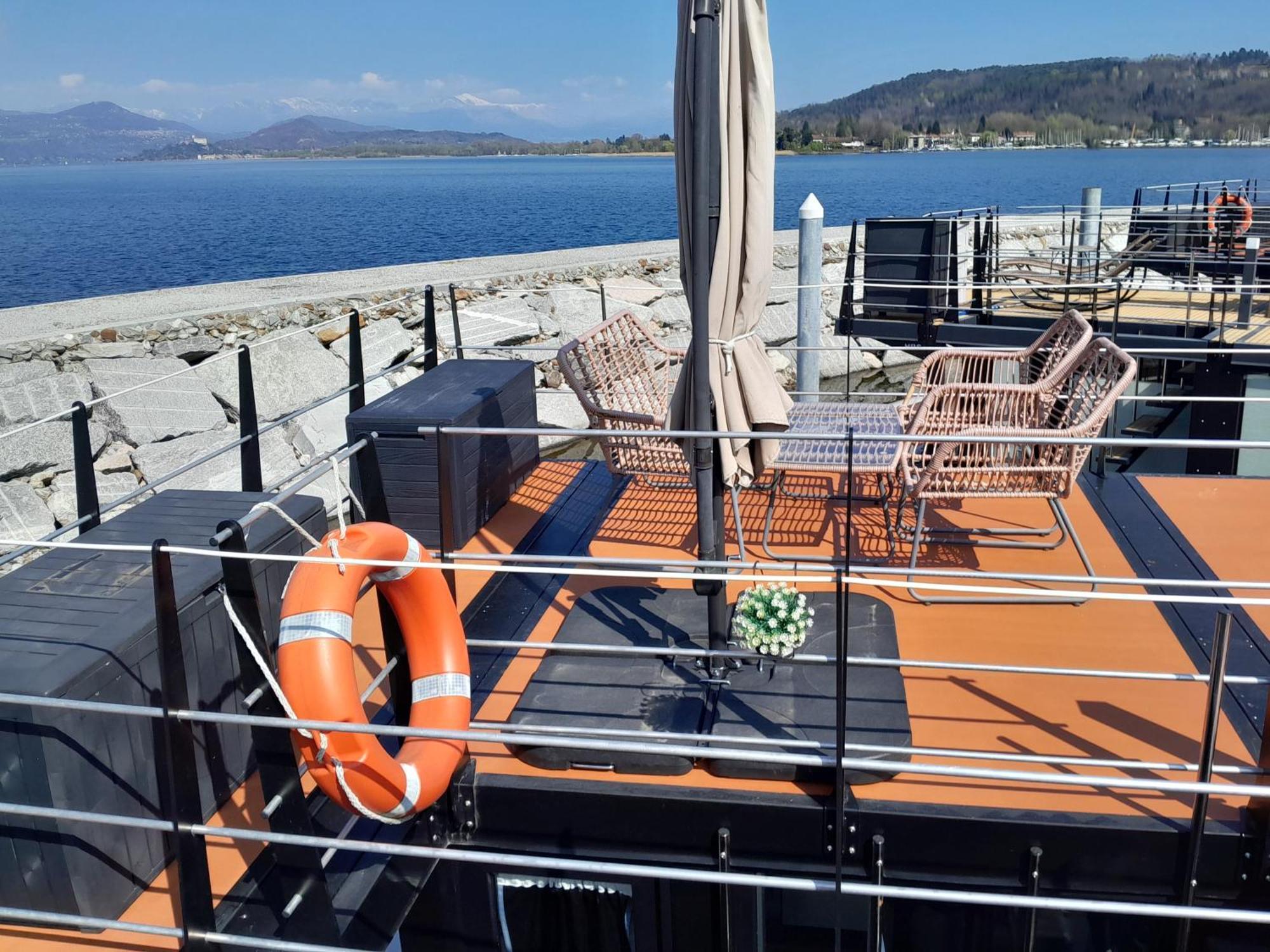 Floating Experience Black Pearl, Lago Maggiore Дормеллетто Экстерьер фото