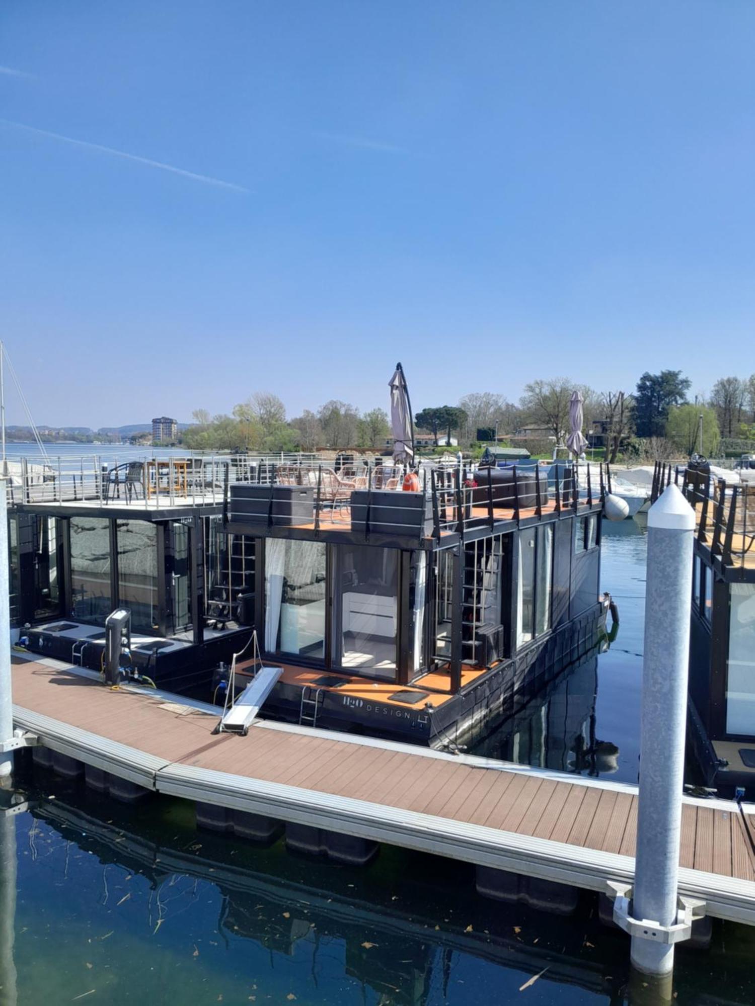 Floating Experience Black Pearl, Lago Maggiore Дормеллетто Экстерьер фото